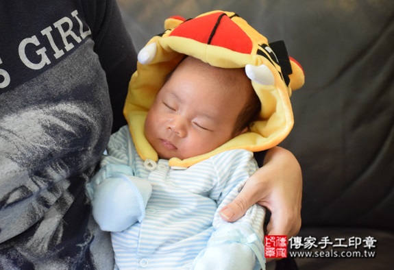 孫寶寶(台北萬華區到府嬰兒寶寶滿月剃頭理髮、免費到府嬰兒剃胎毛儀式吉祥話)。到府剃頭剃胎毛主持、專業拍照、DVD光碟、證書。★購買「臍帶章、肚臍章、胎毛筆刷印章」贈送：剃頭、收涎、抓周，三選一。2015.10.18 照片5